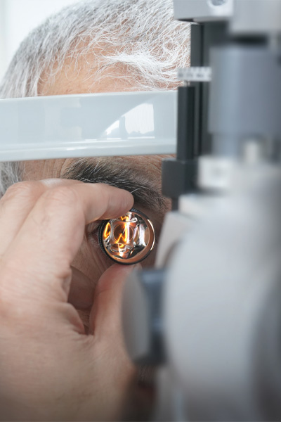 بررسی و معاینات تخصصی شبکیه چشم در بیمارستان چشم پزشکی بینا